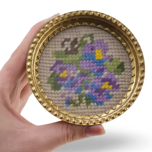 Suport pahar vintage din metal cu broderie florala mov si albastra, 9cm, imagine 3