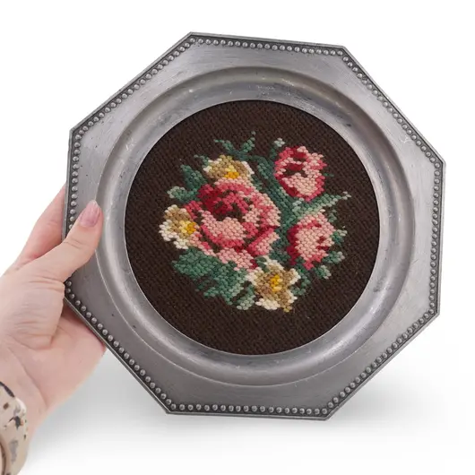 Tava vintage din metal octogonala cu broderie flori roz pe fundal maro, 21cm, imagine 3