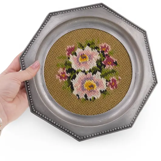 Tava vintage din metal octogonala cu broderie flori roz pe fundal bej, 21cm, imagine 3