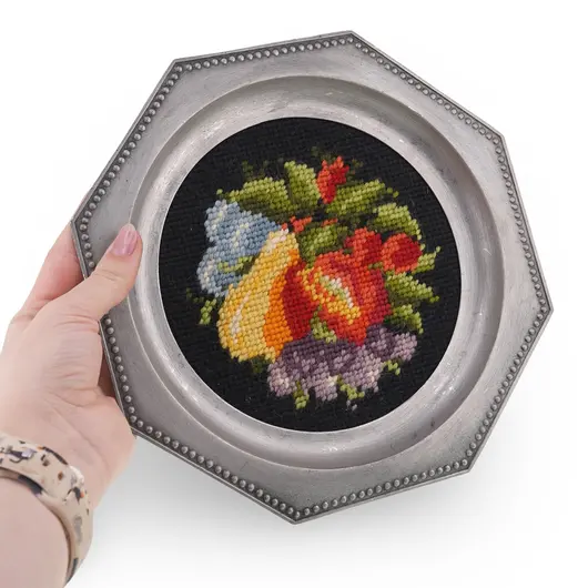 Tava vintage din metal octogonala cu broderie flori multicolore pe fundal negru, 21cm, imagine 3