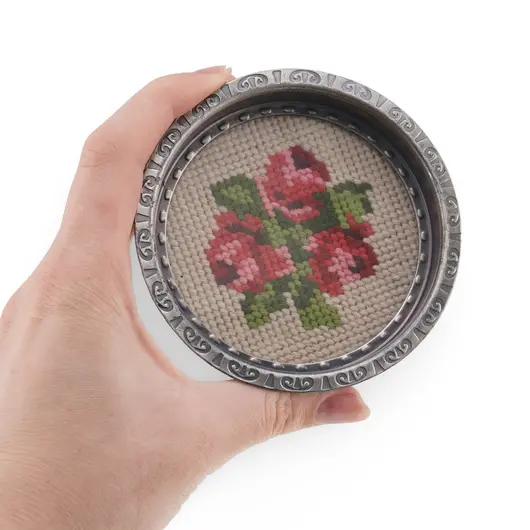 Suport pahar vintage din metal cu broderie florala rosie, 9cm, imagine 3