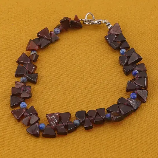 Bratara Granat triunghiuri 5-6mm si Lapis lazuli sfere fatetate 3mm, imagine 2