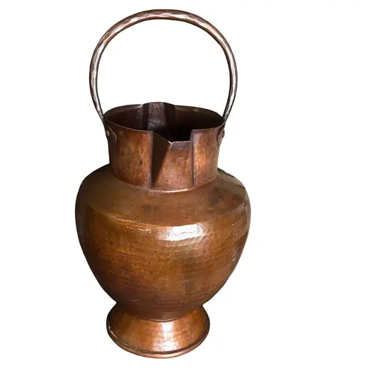 Vas decorativ rustic din alama ciocanit, cu maner arcuit, 40cm
