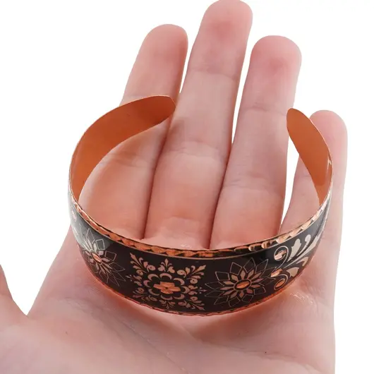 Bratara reglabila lata din cupru cu design floral pe fond negru, imagine 4