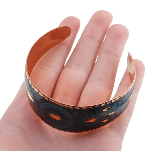 Bratara reglabila lata din cupru cu model geometric floral pe fond negru, imagine 4