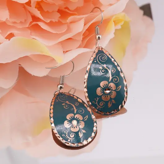 Cercei din cupru lacrima, model floare ornament pe fundal turcoaz, imagine 2