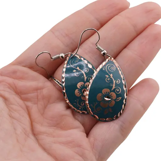 Cercei din cupru lacrima, model floare ornament pe fundal turcoaz, imagine 3