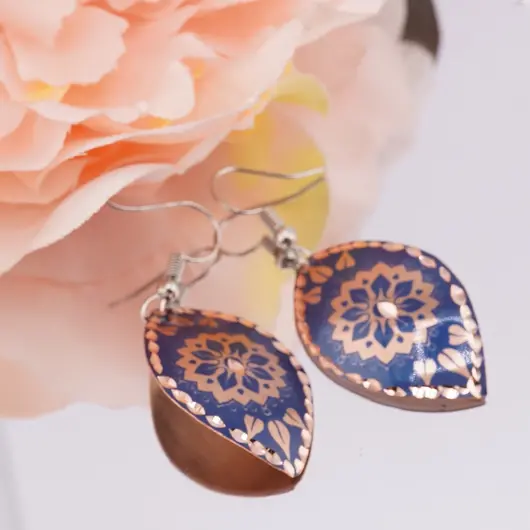 Cercei din cupru migdalati, model mandala florala pe fundal albastru, imagine 2
