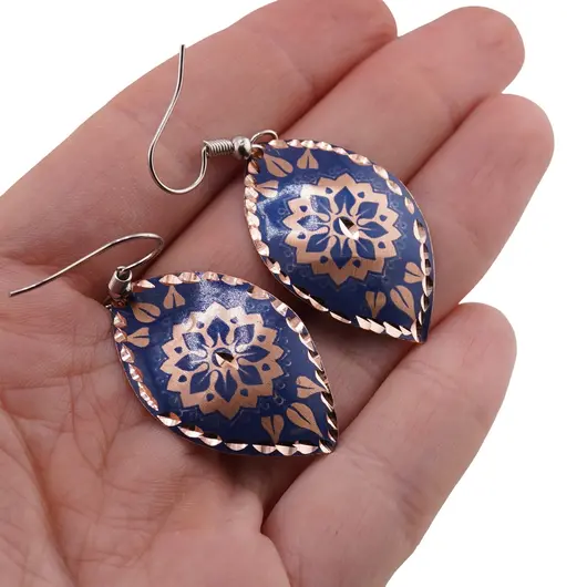 Cercei din cupru migdalati, model mandala florala pe fundal albastru, imagine 3