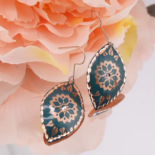Cercei din cupru migdalati, model mandala florala pe fundal turcoaz, imagine 2