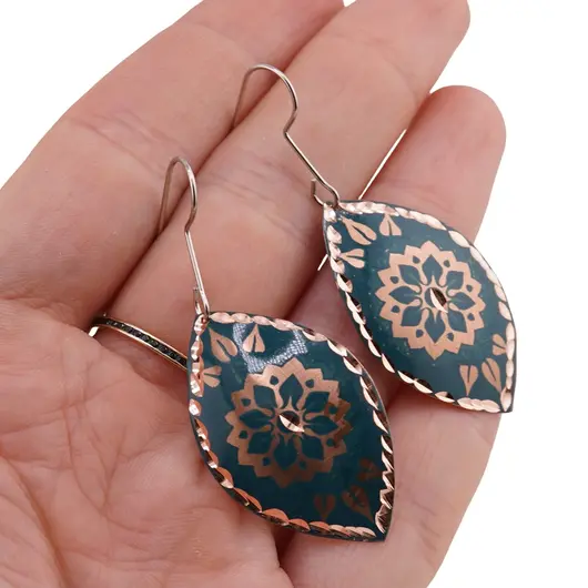 Cercei din cupru migdalati, model mandala florala pe fundal turcoaz, imagine 3