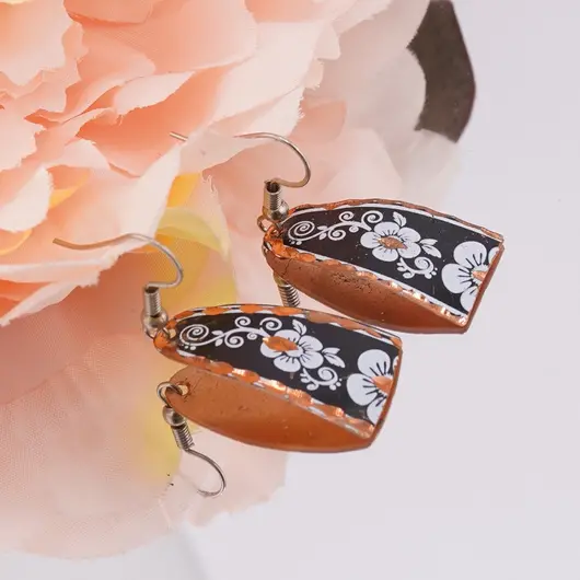 Cercei din cupru trapezoidali, model floral alb pe negru, imagine 2
