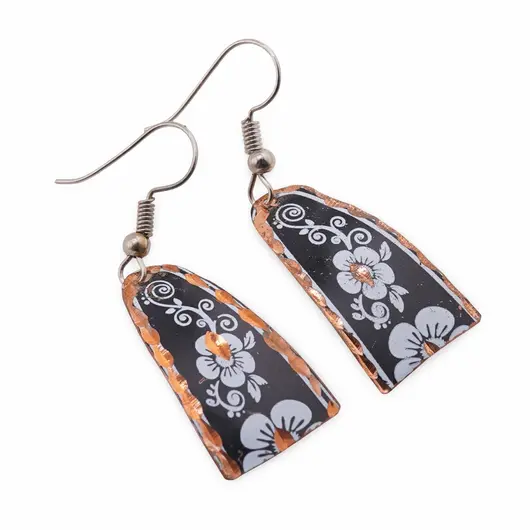 Cercei din cupru trapezoidali, model floral alb pe negru