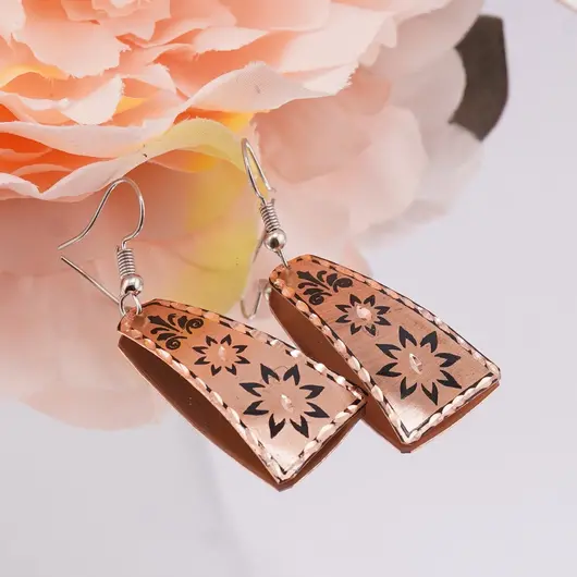 Cercei din cupru trapezoidali, model stele florale negre, imagine 2