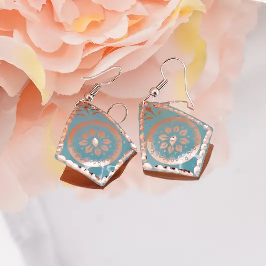 Cercei din cupru rombici, model mandala florala pe fundal bleu, imagine 2
