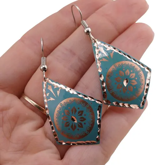 Cercei din cupru rombici, model mandala florala pe fundal bleu, imagine 3
