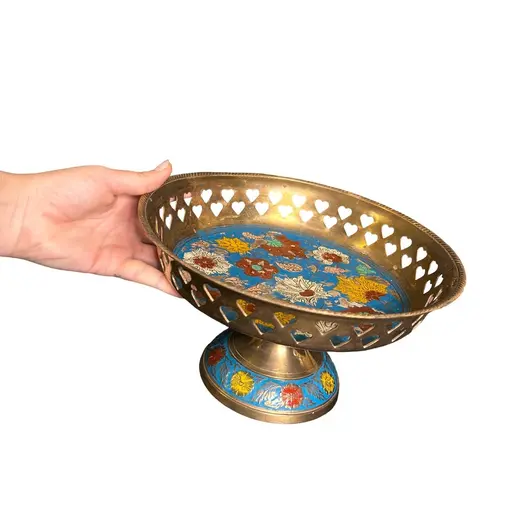 Decoratiune vintage din alama fructiera cu flori gravate pe fundal albastru - 11cm, imagine 3