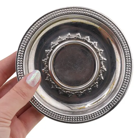 Farfurie metalica decorativa vintage cu model embosat floral - 10,5cm, imagine 3