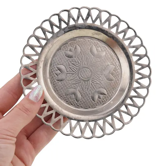 Farfurie metalica metalica vintage cu margine decupata geometric, 12cm, imagine 3