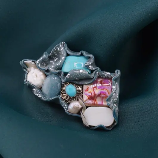 Brosa handmade din lut si cristale semipretioase, imagine 2