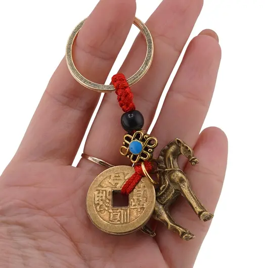 Amuleta breloc feng shui din metal cu Cal si monede, 2026, imagine 3