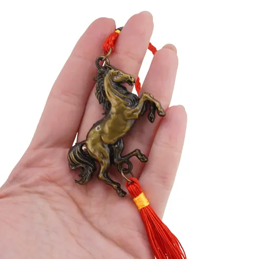 Amuleta Feng Shui canaf din rasina cu Cal, 2026, imagine 3