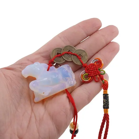 Amuleta Feng Shui cu Cal din Opalit, nod mistic si monede, 2026, imagine 3