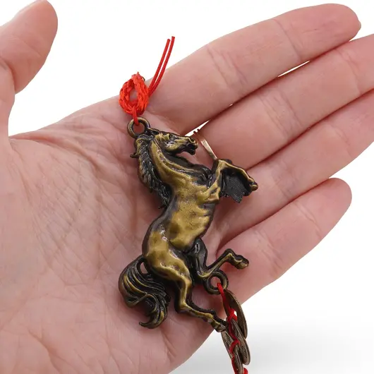 Amuleta Feng Shui canaf din rasina cu Cal si monede chinezesti, 2026, imagine 3