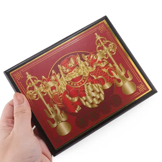 Placa Feng shui din lemn cu Cei trei Gardieni Celesti si Uneltele lui Ksiddigarbha, 2026, imagine 3