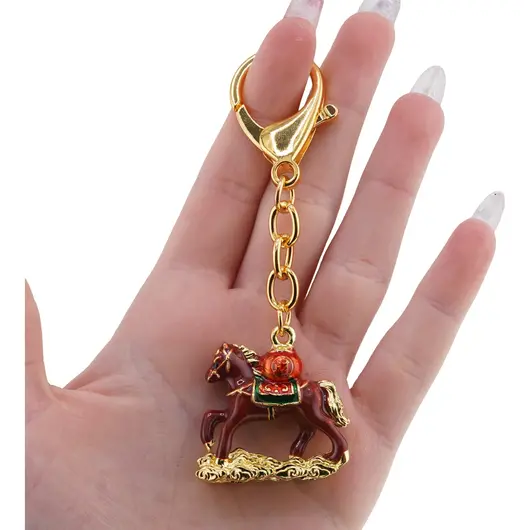 Amuleta breloc feng shui din metal Calul Tributului cu sacul prosperitatii, 2026, imagine 3