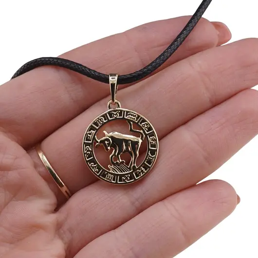 Pandantiv din cupru placat cu aur galben 18k, model rotund cu zodia Taur, imagine 3