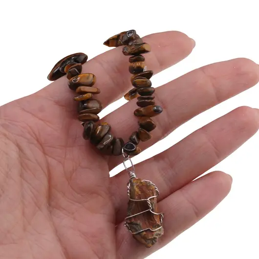 Colier Ochi de tigru pietre chips si pandantiv cristal brut, imagine 3