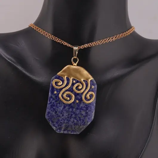 Pandantiv Lapis Lazuli forma neregulata cu model auriu ondulat, 45mm, imagine 2
