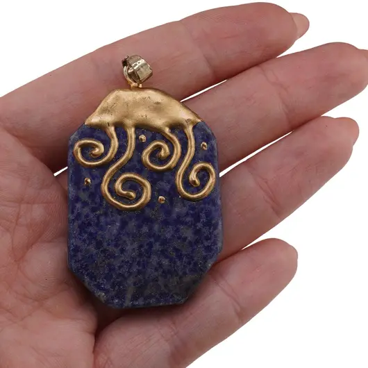 Pandantiv Lapis Lazuli forma neregulata cu model auriu ondulat, 45mm, imagine 3