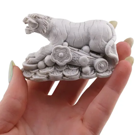 Statueta feng shui Tigru cu monede si Ru Yi, alb - 7cm, imagine 3