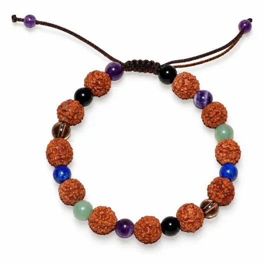 Bratara zodia Capricorn cu Rudraksha si cristale naturale pentru stabilitate – produs pe fundal alb
