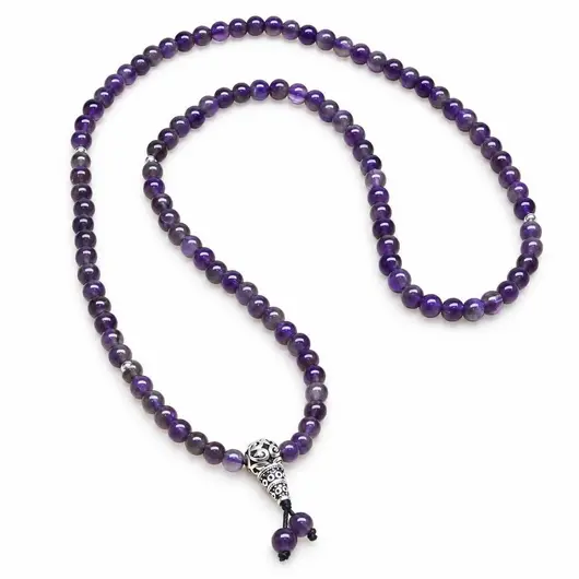 Colier mantra mala cu ametist si argint 925 – produs pe fundal alb