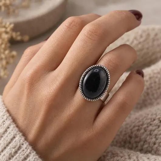 Inel reglabil Goldstone albastru oval cu montura striata, 22mm – imagine de prezentare în context