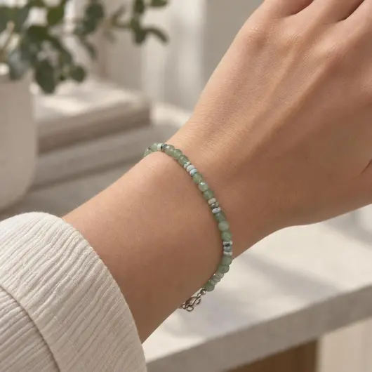 Bratara din aventurin si larimar, sfere fatetate 4mm, disc 3-4mm, lungime 19cm, inchizatoare de metal – imagine de prezentare în context