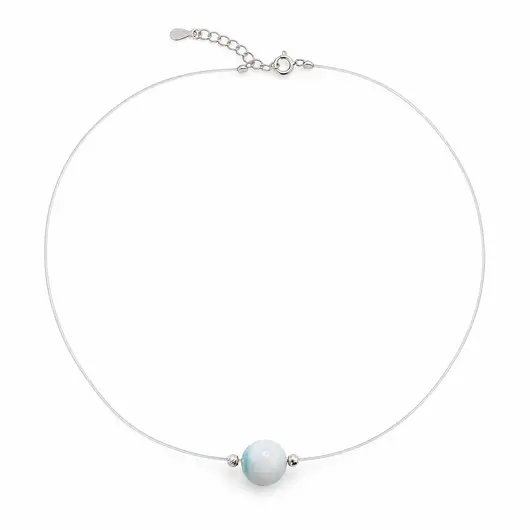Colier cu sfera de Larimar 9 mm pe fir transparent, inchizatoare din argint, 43 cm – produs pe fundal alb