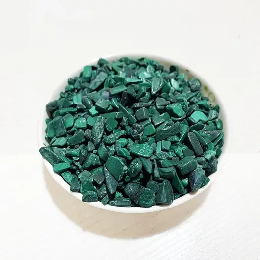 Cristale chips din malachit, pietre neregulate 7-9 mm, punga 100 g