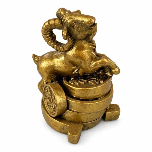 Statueta Feng Shui din rasina, capra pe potcoava si bani, 6 x 4.5 cm – produs pe fundal alb