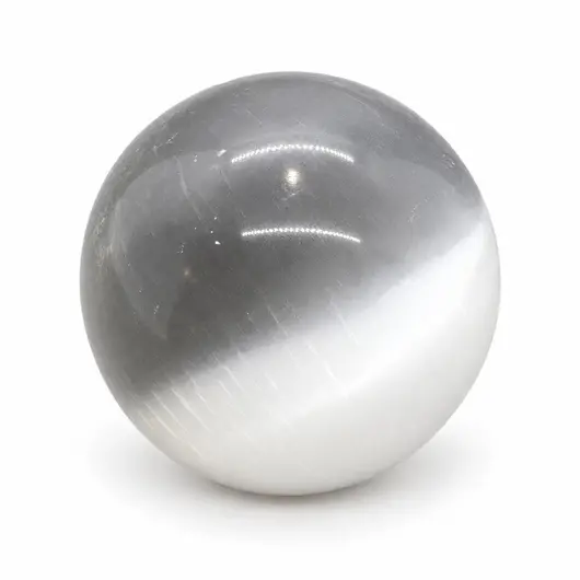 Sfera din selenit 6cm – produs pe fundal alb