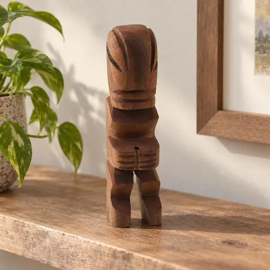 Statueta vintage din lemn sculptat manual, figurina mare stilizata cu detalii tribale, 21cm – imagine de prezentare în context