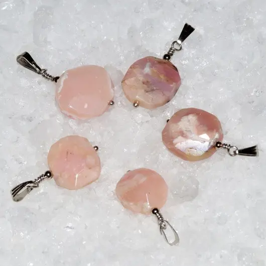Pandantiv opal roz patrat fatetat 15mm
