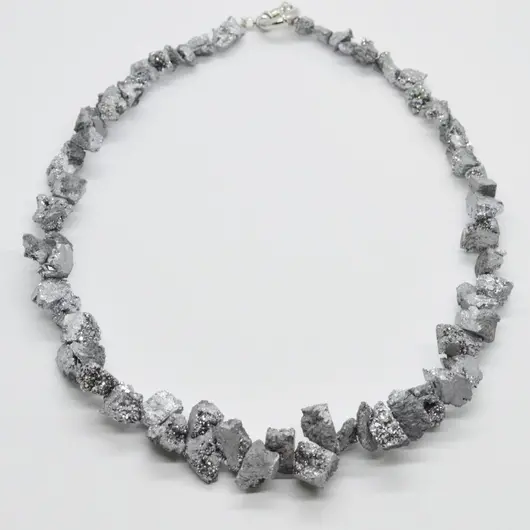 Colier cuart gri electroplacat, pietre druzy