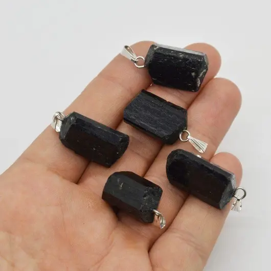 Pandantiv turmalina neagra slefuita 20mm