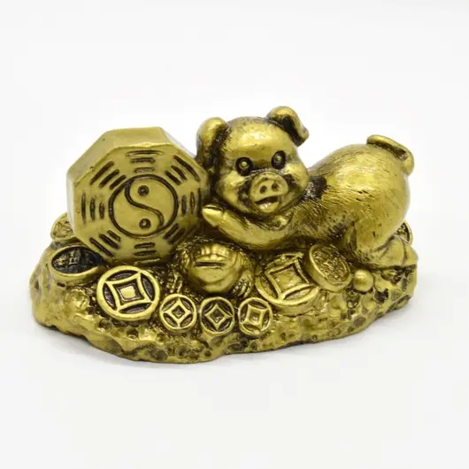 Statueta Feng Shui porc auriu din rasina 8,6cm, model 7