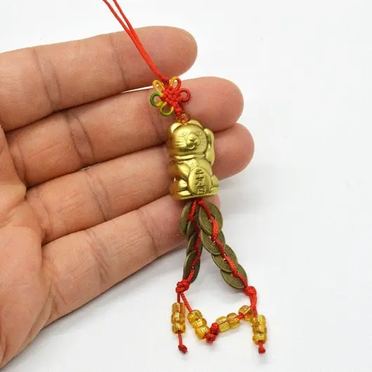Amuleta canaf Feng Shui cu pisica norocoasa Maneki Neko si monede chinezesti