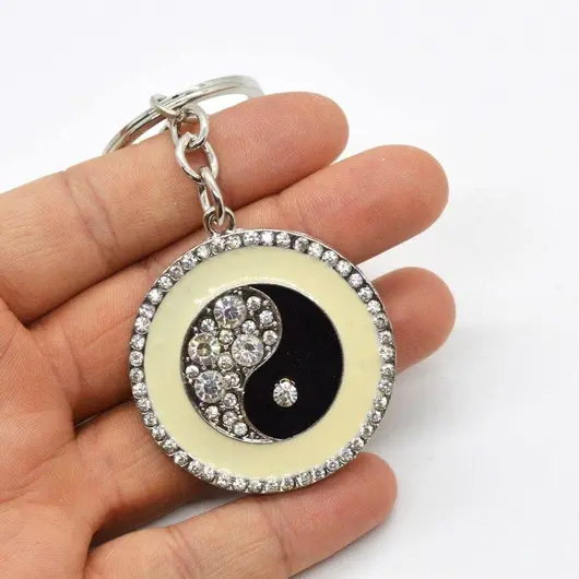 Breloc amuleta Feng Shui Yin Yang cu strasuri, model 1